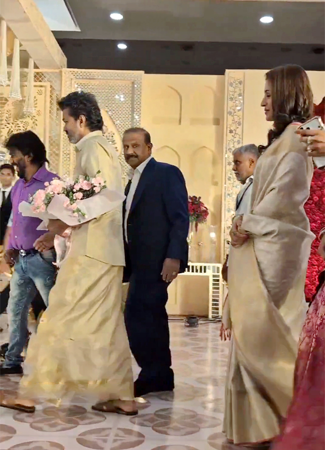 Actor_20and_20TVK_20chief_20Vijay_20attends_20wedding_20reception_20with_20Trisha__20_2815_29.jpg 15