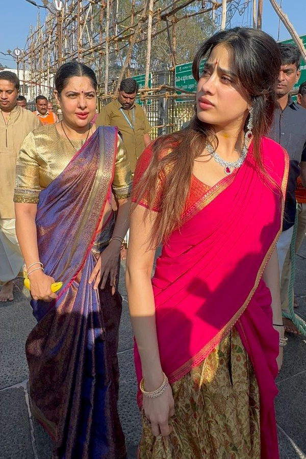 Actress_20Janhvi_20Kapoor_20Visits_20Tirumala_20Temple_20Photos_20_2813_29.jpg 14