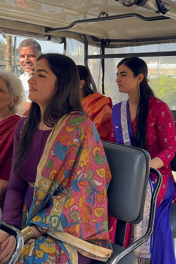 Actress_20Janhvi_20Kapoor_20Visits_20Tirumala_20Temple_20Photos_20_2814_29.jpg 15