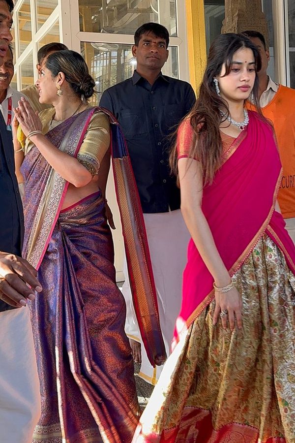 Actress_20Janhvi_20Kapoor_20Visits_20Tirumala_20Temple_20Photos_20_283_29.jpg 4