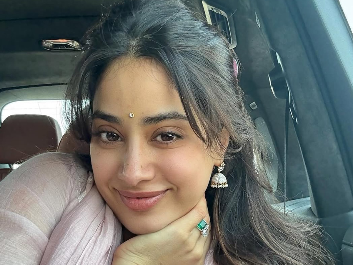 Actress_20Janhvi_20Kapoor_20celebrates_20birthday_20By_20walking_203_2C500_20steps_20At_20Tirumala_20PHotos_20_2812_29.jpg 13