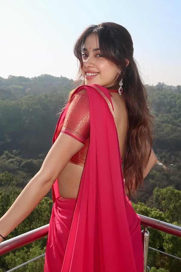 Actress_20Janhvi_20Kapoor_20celebrates_20birthday_20By_20walking_203_2C500_20steps_20At_20Tirumala_20PHotos_20_281_29.jpg 2