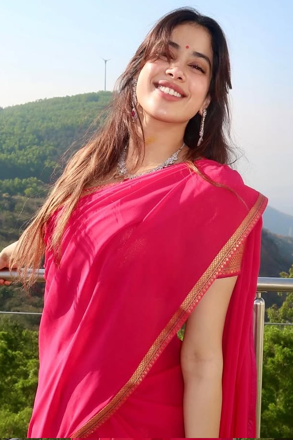 Actress_20Janhvi_20Kapoor_20celebrates_20birthday_20By_20walking_203_2C500_20steps_20At_20Tirumala_20PHotos_20_282_29.jpg 3