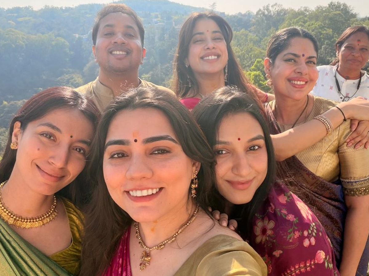 Actress_20Janhvi_20Kapoor_20celebrates_20birthday_20By_20walking_203_2C500_20steps_20At_20Tirumala_20PHotos_20_283_29.jpg 4
