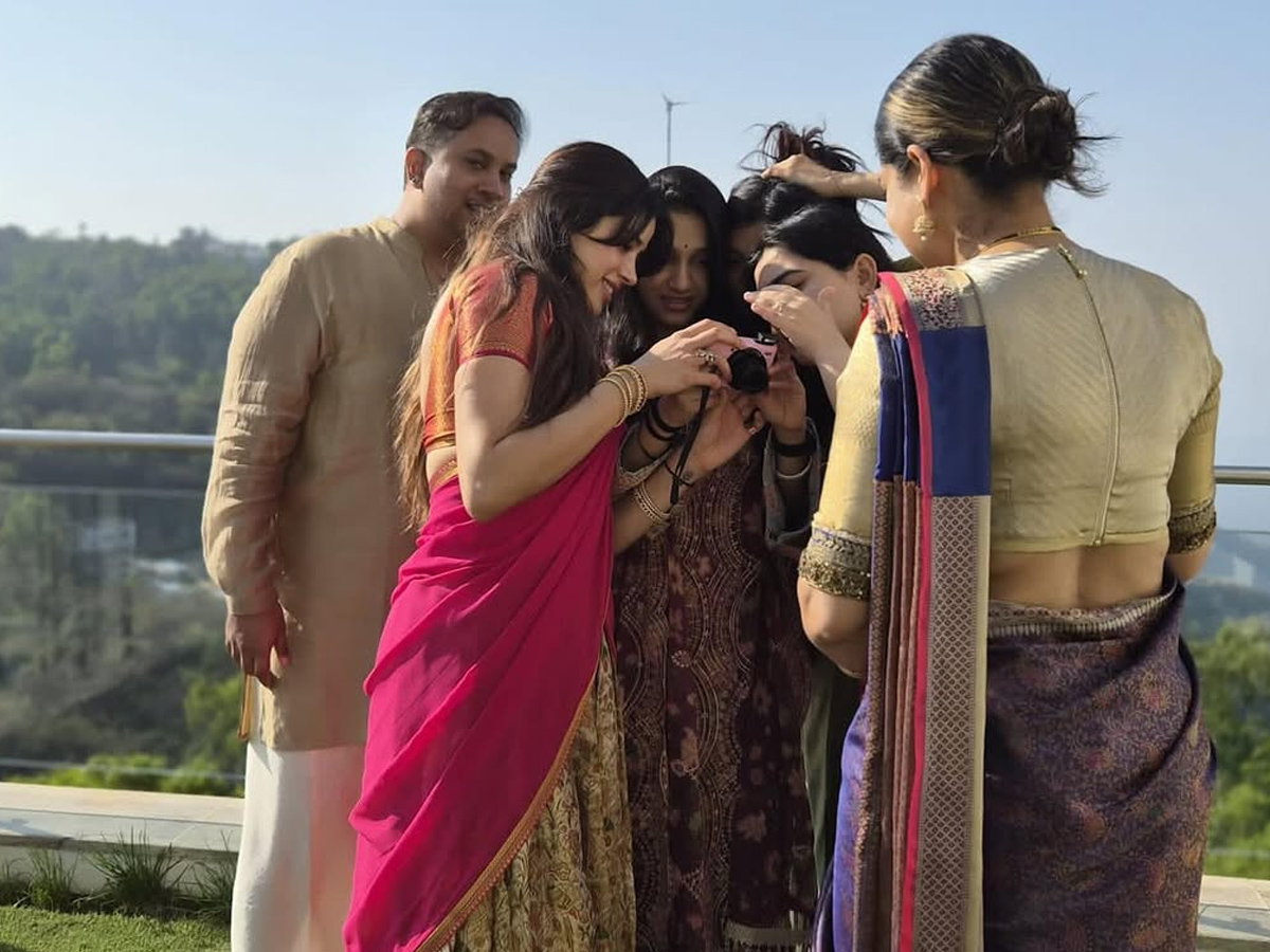 Actress_20Janhvi_20Kapoor_20celebrates_20birthday_20By_20walking_203_2C500_20steps_20At_20Tirumala_20PHotos_20_286_29.jpg 7