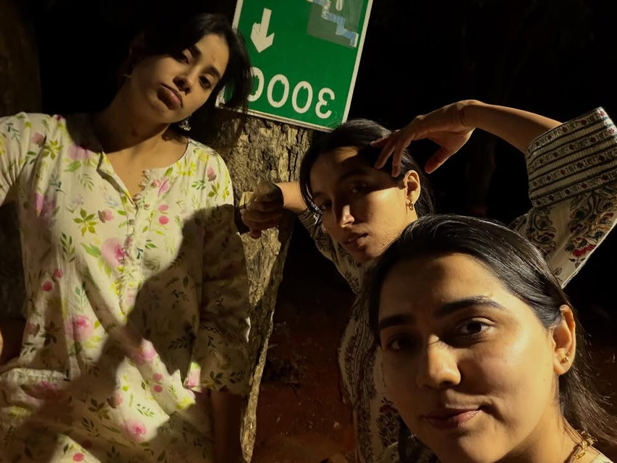 Actress_20Janhvi_20Kapoor_20celebrates_20birthday_20By_20walking_203_2C500_20steps_20At_20Tirumala_20PHotos_20_288_29.jpg 9
