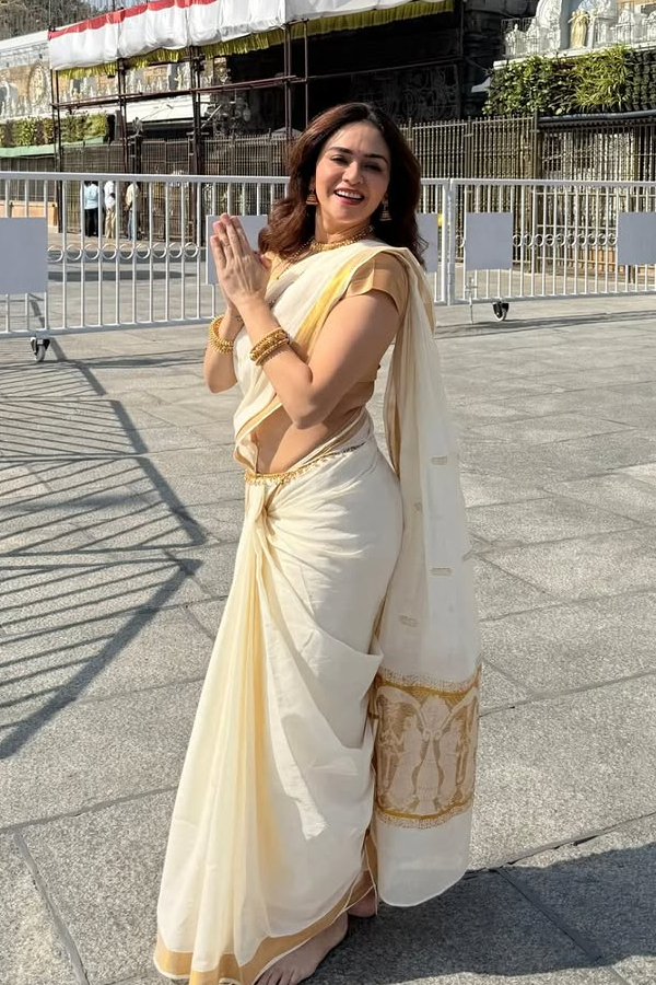 Amruta_20Khanvilkar_20seeks_20Blessings_20At_20Tirumala.jpg 18