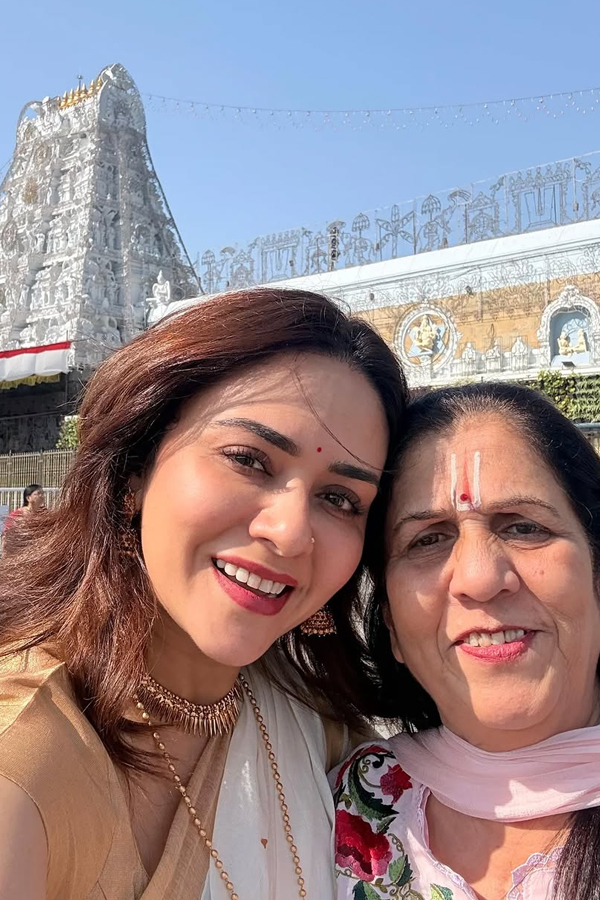 Amruta_20Khanvilkar_20seeks_20Blessings_20At_20Tirumala1.jpg 19