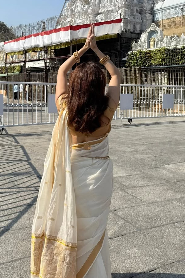 Amruta_20Khanvilkar_20seeks_20Blessings_20At_20Tirumala4.jpg 20