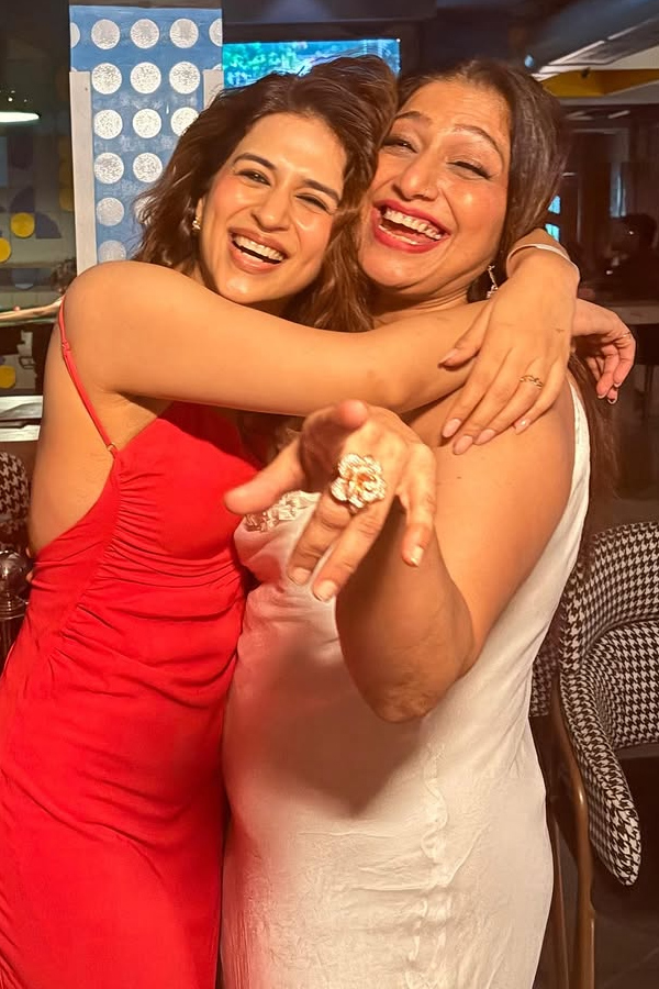 Actress_20Shraddha_20Das_20Grand_20Birthday_20Celebrations_20Photos_20_2811_29.jpg 12