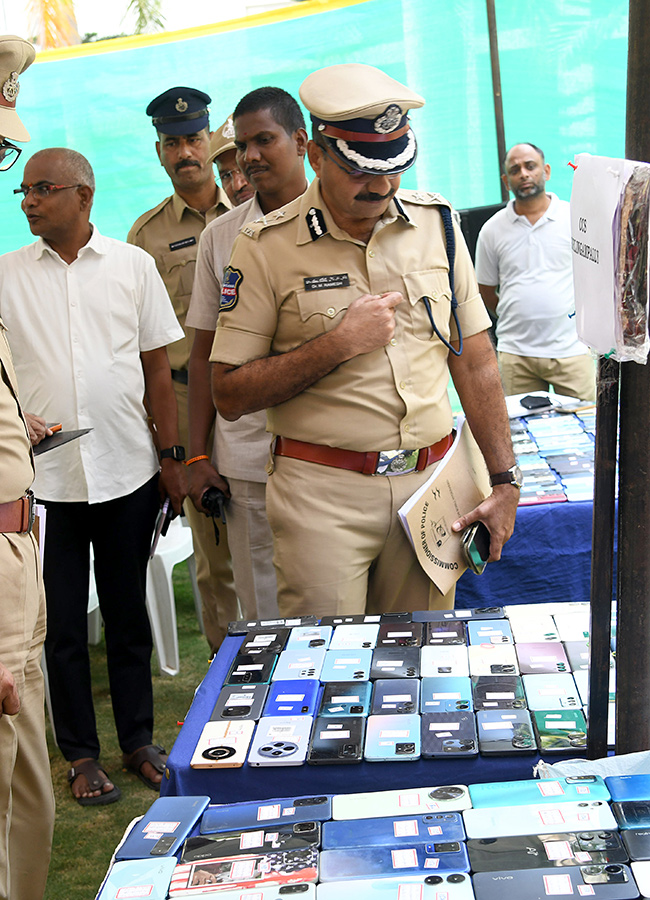 Hyderabad_20Police_20Phone_20Recovery_20HD_20Photos__20_2813_29.jpg 13