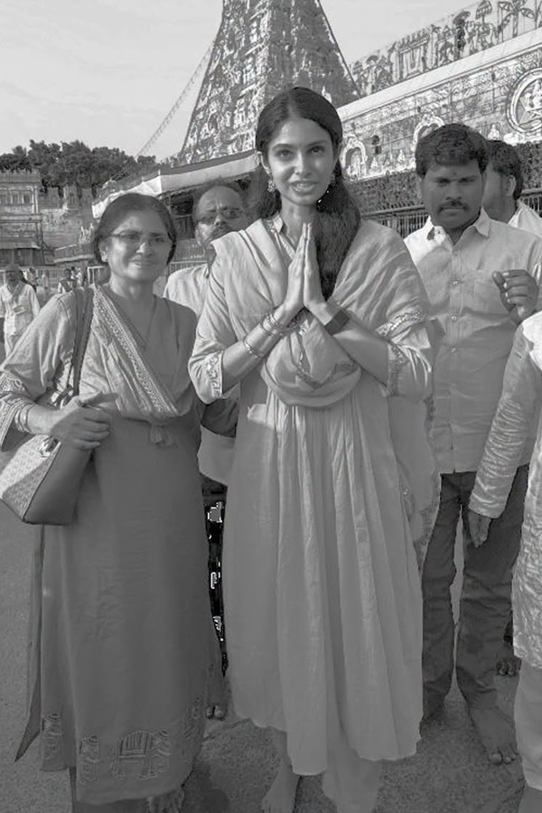 Actress_20Tamanna_20And_20Manasa_20Varanasi_20Visits_20Tirumala_20Temple_20Photos_20_2813_29.jpg 14
