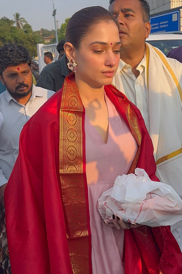 Actress_20Tamanna_20And_20Manasa_20Varanasi_20Visits_20Tirumala_20Temple_20Photos_20_284_29.jpg 5