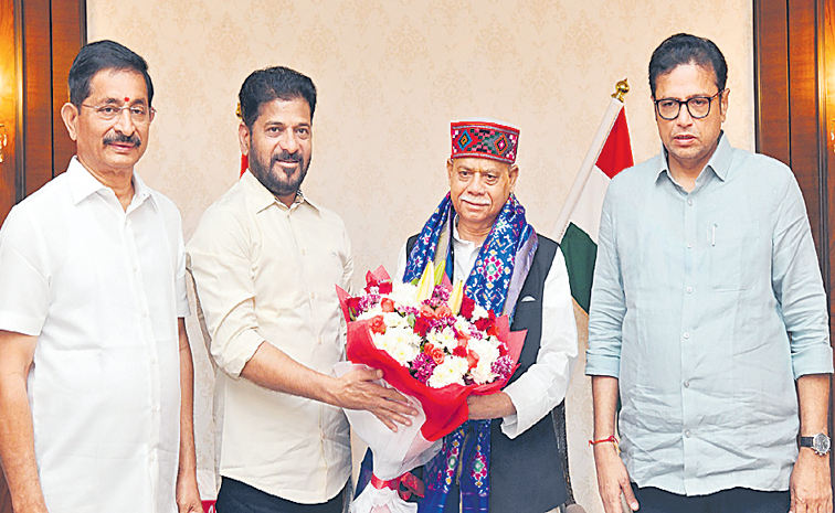 గవర్నర్&zwnj; శుక్లాకు పుష్పగుచ్ఛం ఇస్తున్న సీఎం రేవంత్&zwnj;రెడ్డి. చిత్రంలో మంత్రి శ్రీధర్&zwnj;బాబు, ఎంపీ వేం నరేందర్&zwnj;రెడ్డి  