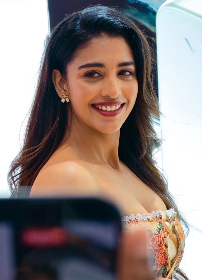 Heroine_20Daksha_20Nagarkar_20At_20Ameerpet__20_2812_29.jpg 12