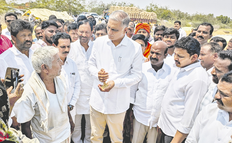 తానేదార్&zwnj;పల్లిలో ధాన్యం కొనుగోలు కేంద్రంలో రైతుల సమస్యలు తెలుసుకుంటున్న మాజీ మంత్రి హరీశ్&zwnj;రావు