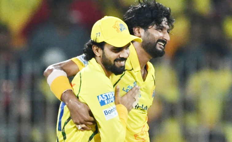 ఖలీల్&zwnj; అహ్మద్&zwnj;తో కెప్టెన్&zwnj; రుతురాజ్&zwnj;
