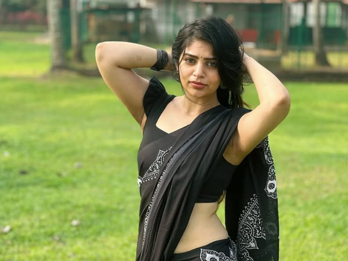 Bandhavi-Sridhar-Stunning-Photos-In-Black-Saree--(1).jpg 1