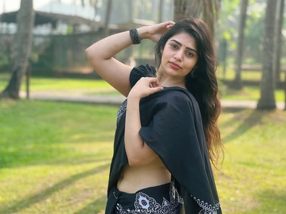 Bandhavi-Sridhar-Stunning-Photos-In-Black-Saree--(3).jpg 3