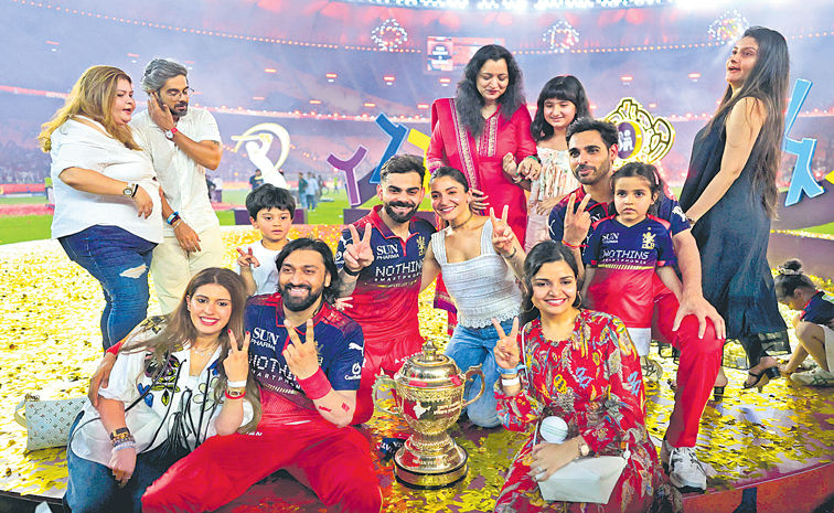 KOHLI-ANUSHKA-OTHERS.jpg