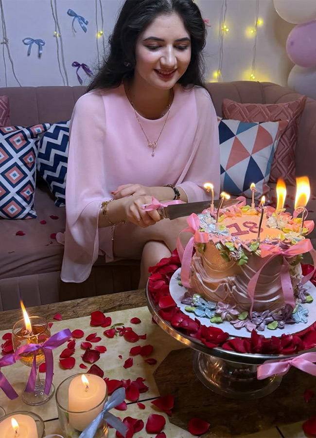 Harshaali_20Malhotra_20_283_29.jpg 3