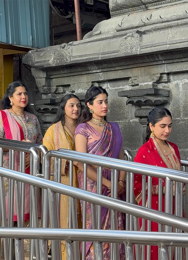Peddi_20Actress_20Janhvi_20Kapoor_20Visit_20Tirumala_20Viral_20Photos__20_285_29.jpg 5