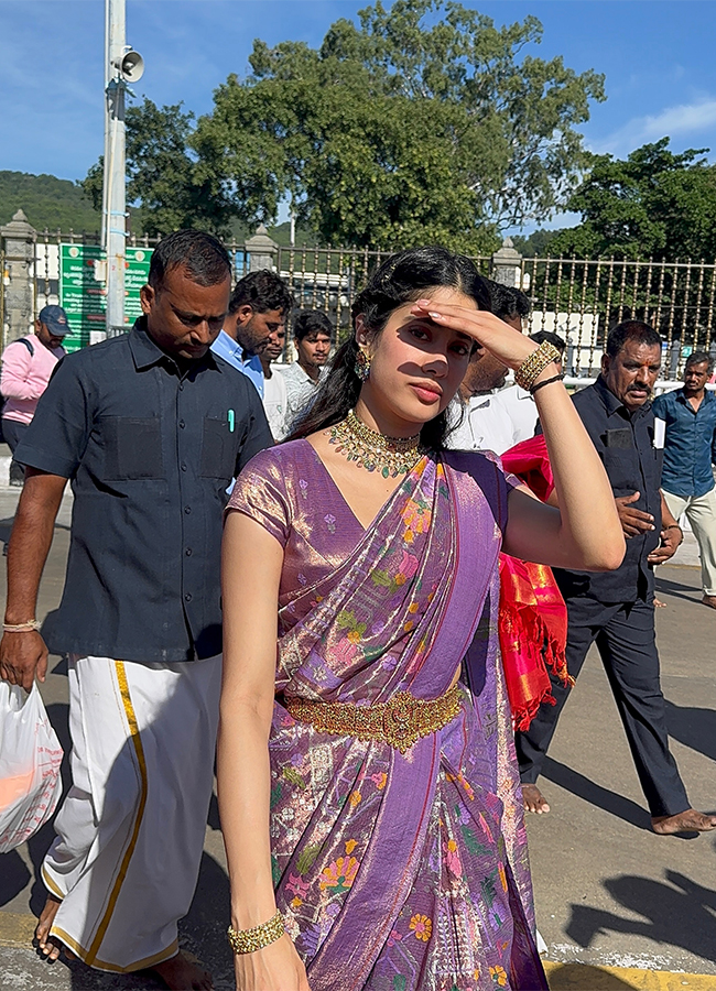 Peddi_20Actress_20Janhvi_20Kapoor_20Visit_20Tirumala_20Viral_20Photos__20_287_29.jpg 7