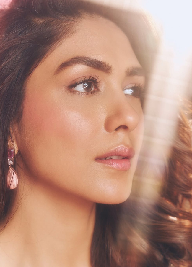 Bollywood_20Actress_20Mrunal_20Thakur_20Viral_20Girl__20_2810_29.jpg 10