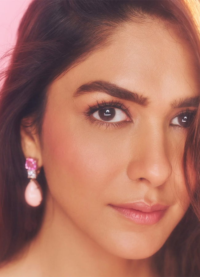 Bollywood_20Actress_20Mrunal_20Thakur_20Viral_20Girl__20_284_29.jpg 4