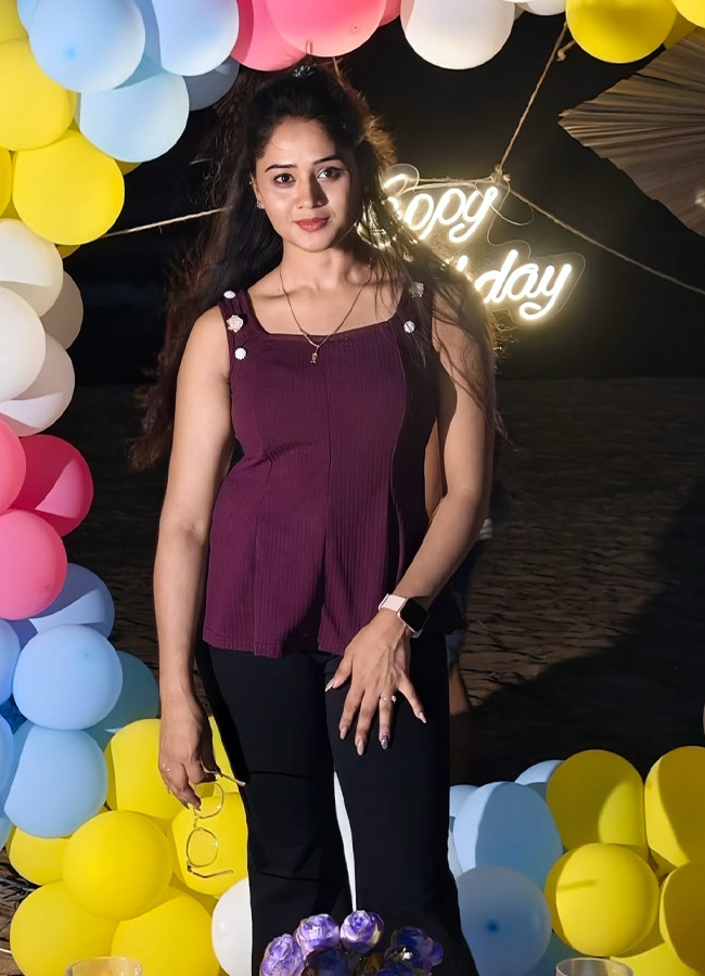 keerthi_20bhat_20_2815_29.jpg 15