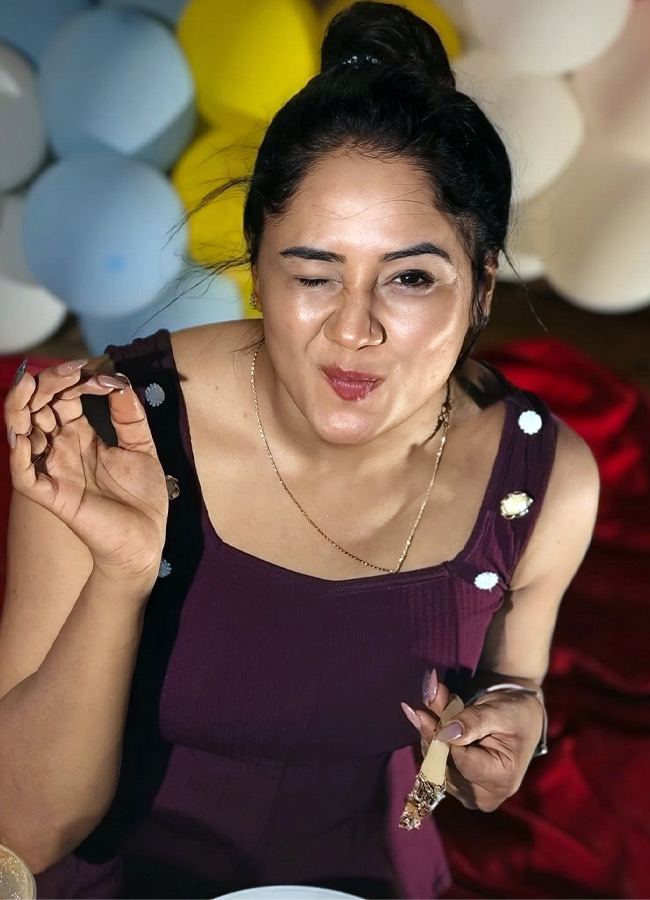keerthi_20bhat_20_285_29.jpg 5
