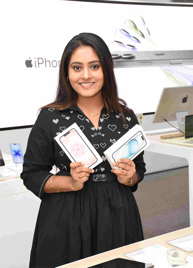 Beautiful_20Actress_20Rashi_20Singh_20creates_20a_20Buzz_20in_20Panjagutta__20_2815_29.jpg 15