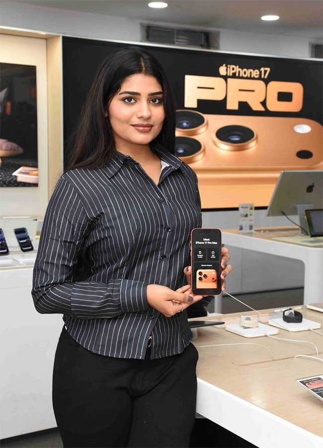 Beautiful_20Actress_20Rashi_20Singh_20creates_20a_20Buzz_20in_20Panjagutta__20_2816_29.jpg 16