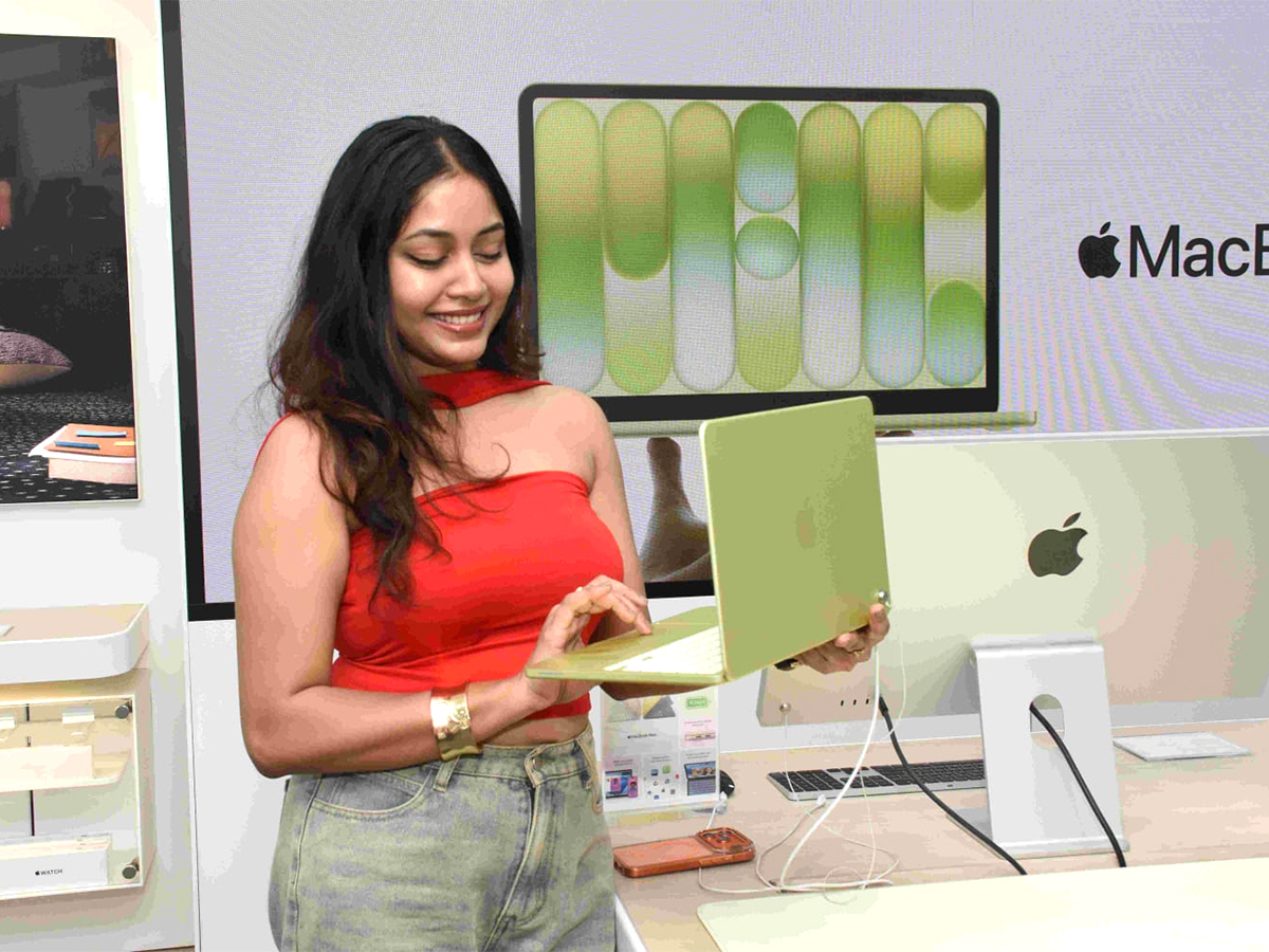 Beautiful_20Actress_20Rashi_20Singh_20creates_20a_20Buzz_20in_20Panjagutta__20_287_29.jpg 7