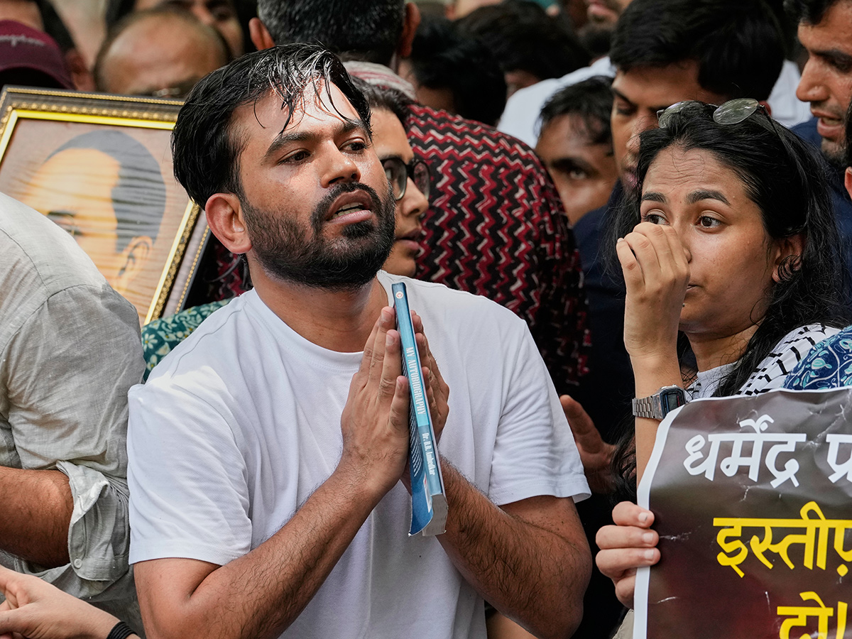 New_20Delhi_20_20Cockroach_20Janta_20Party_20at_20the_20Jantar_20Mantar__20_285_29_0.jpg 5