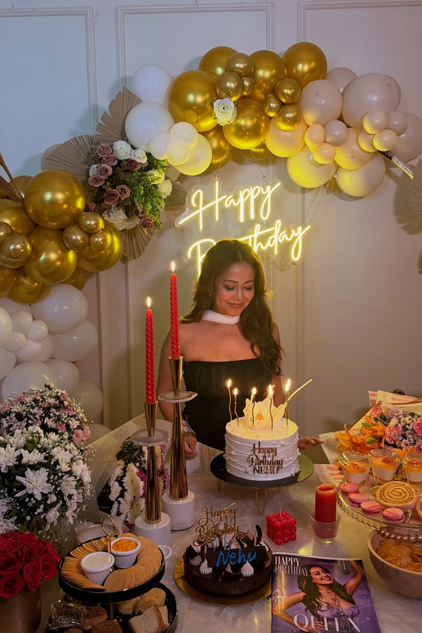 Neha_20Kakkar_20celebrated_20Her_20Birthday_20In_20style_20with_20a_20fun_20Photos_20_289_29.jpg 10