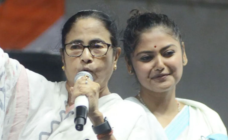 Mamata-Banerjee-Saayoni-gho.jpg