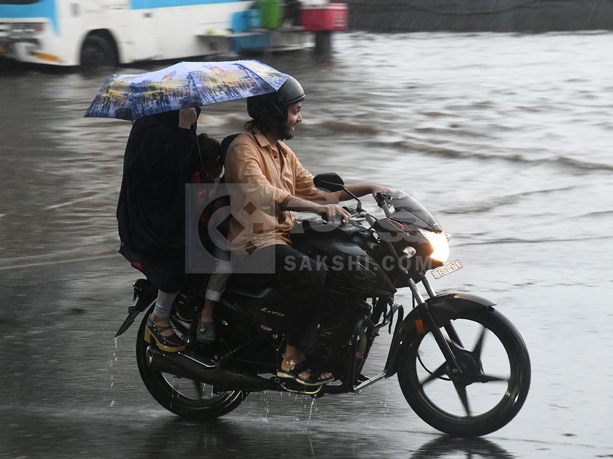 Today_20Heavy_20Rains_20In_20Hyderabad_20HD_20Photos__20_2819_29.jpg 17