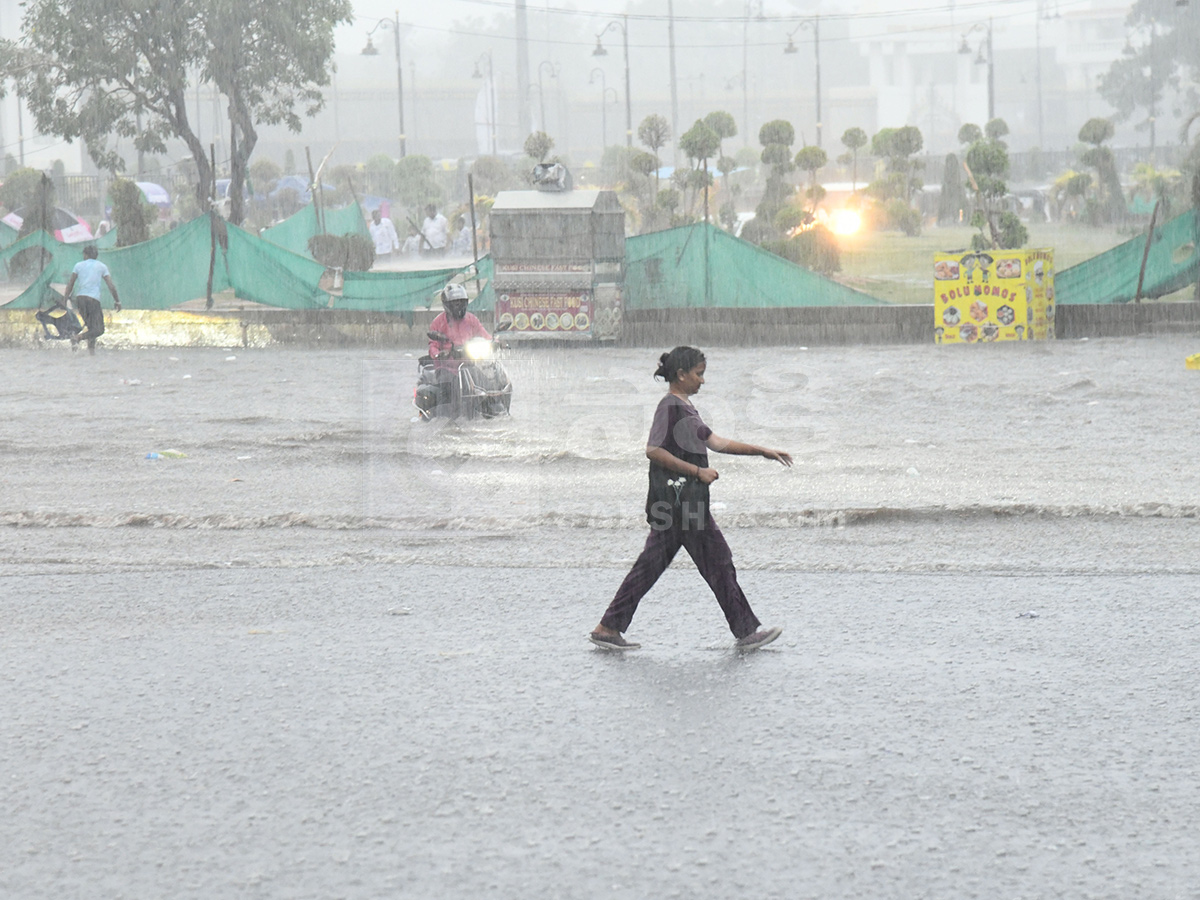 Today_20Heavy_20Rains_20In_20Hyderabad_20HD_20Photos__20_2826_29.jpg 24
