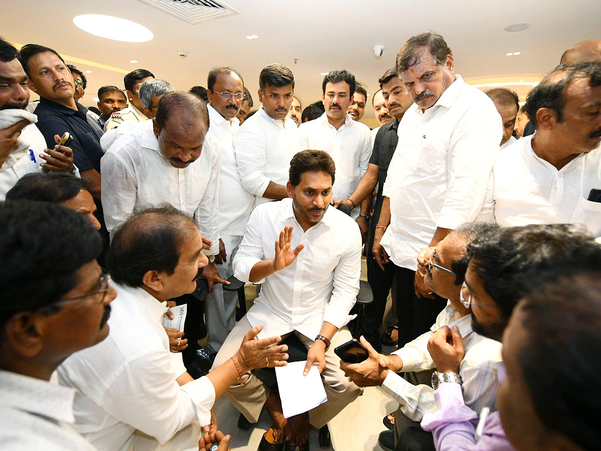 YS_20Jagan_20consoles_20victims_20_2810_29.jpg 10