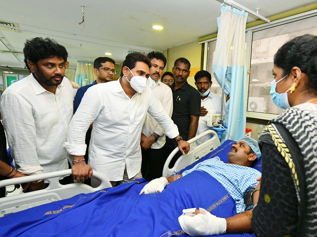 YS_20Jagan_20consoles_20victims_20_2811_29.jpg 11
