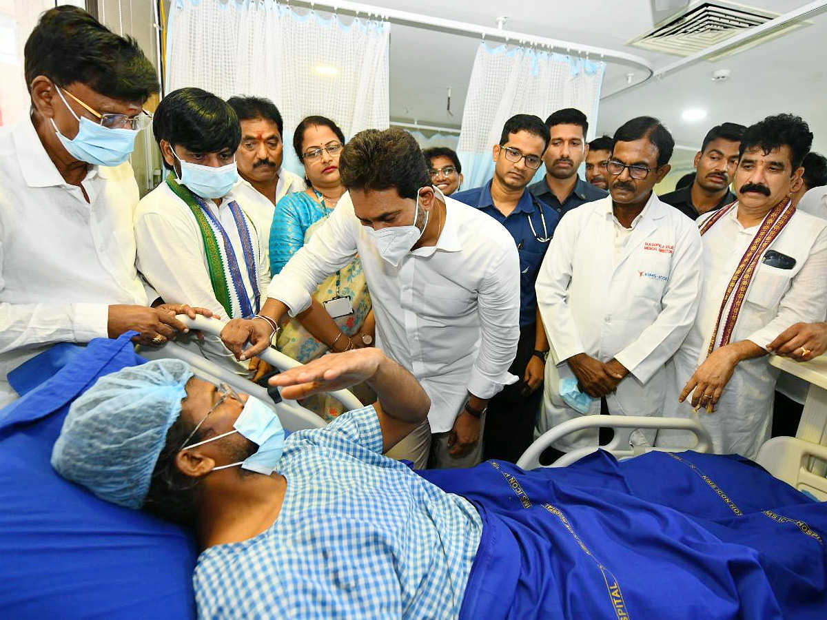 YS_20Jagan_20consoles_20victims_20_2812_29.jpg 12