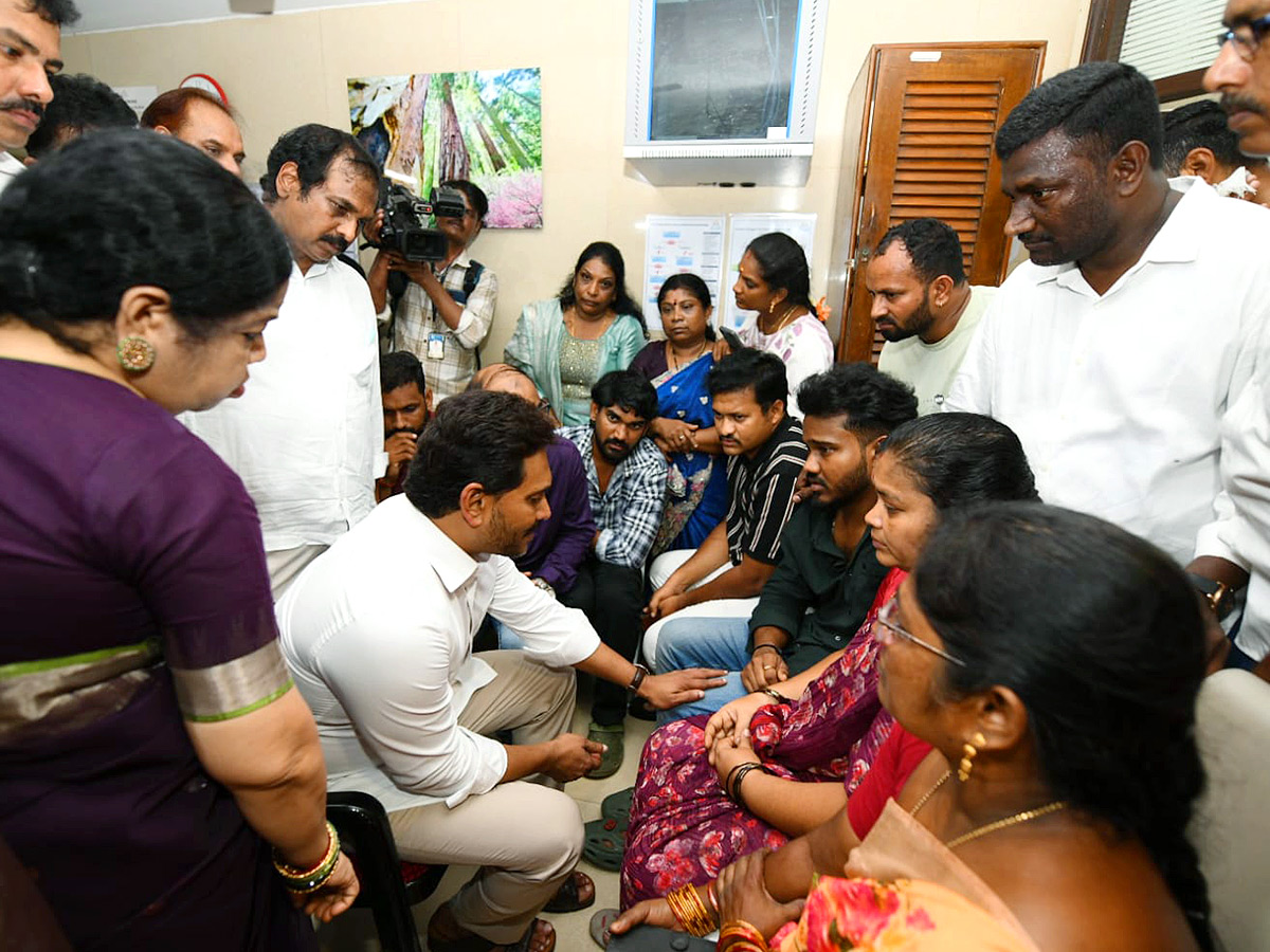 YS_20Jagan_20consoles_20victims_20_284_29.jpg 4