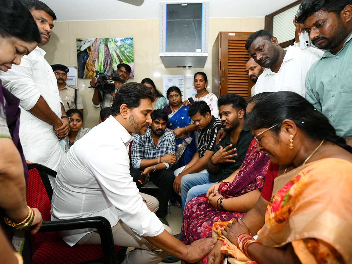 YS_20Jagan_20consoles_20victims_20_285_29.jpg 5