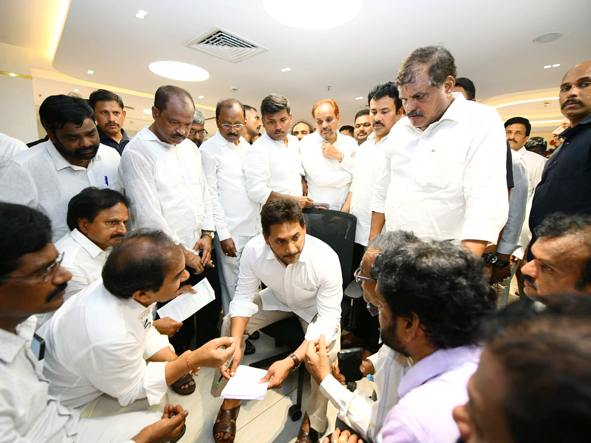 YS_20Jagan_20consoles_20victims_20_289_29.jpg 9