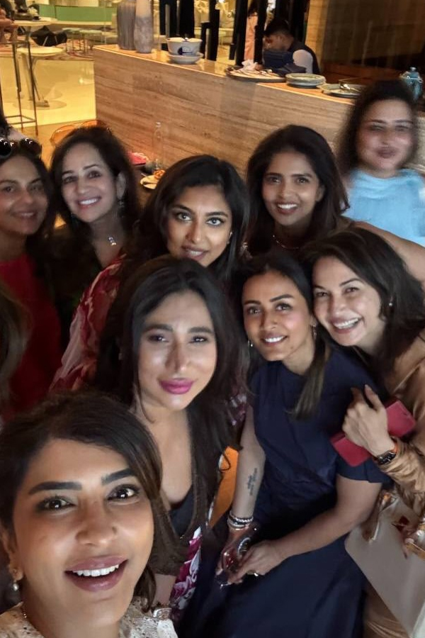 Namrata_20shirodkar_20shares_20beautiful_20Pictures_20With_20Friend_20Birthday_20celebrations_20Party_20Photos_20_2810_29.jpg 11