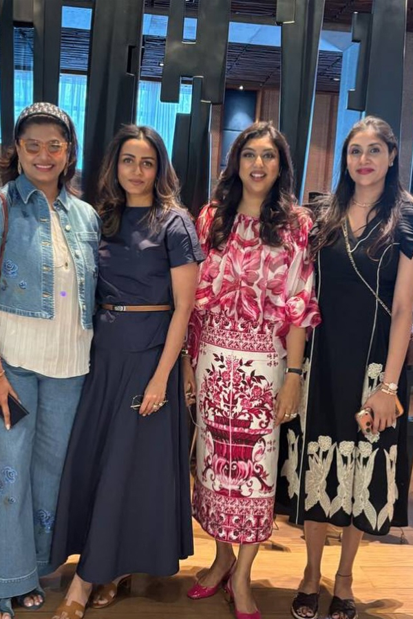 Namrata_20shirodkar_20shares_20beautiful_20Pictures_20With_20Friend_20Birthday_20celebrations_20Party_20Photos_20_2811_29.jpg 12