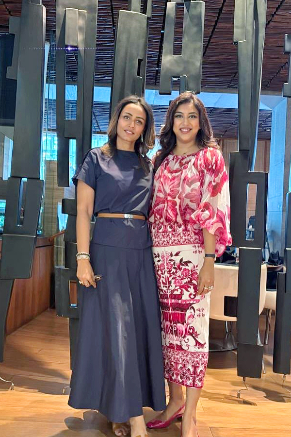 Namrata_20shirodkar_20shares_20beautiful_20Pictures_20With_20Friend_20Birthday_20celebrations_20Party_20Photos_20_281_29.jpg 2
