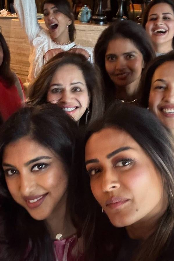 Namrata_20shirodkar_20shares_20beautiful_20Pictures_20With_20Friend_20Birthday_20celebrations_20Party_20Photos_20_282_29.jpg 3