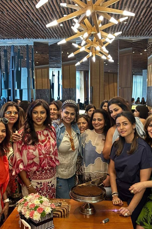 Namrata_20shirodkar_20shares_20beautiful_20Pictures_20With_20Friend_20Birthday_20celebrations_20Party_20Photos_20_283_29.jpg 4
